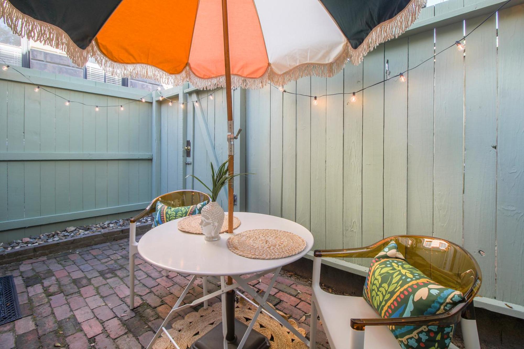 Private Patio Retreat In Charming Downtown Apartment Savannah Bagian luar foto