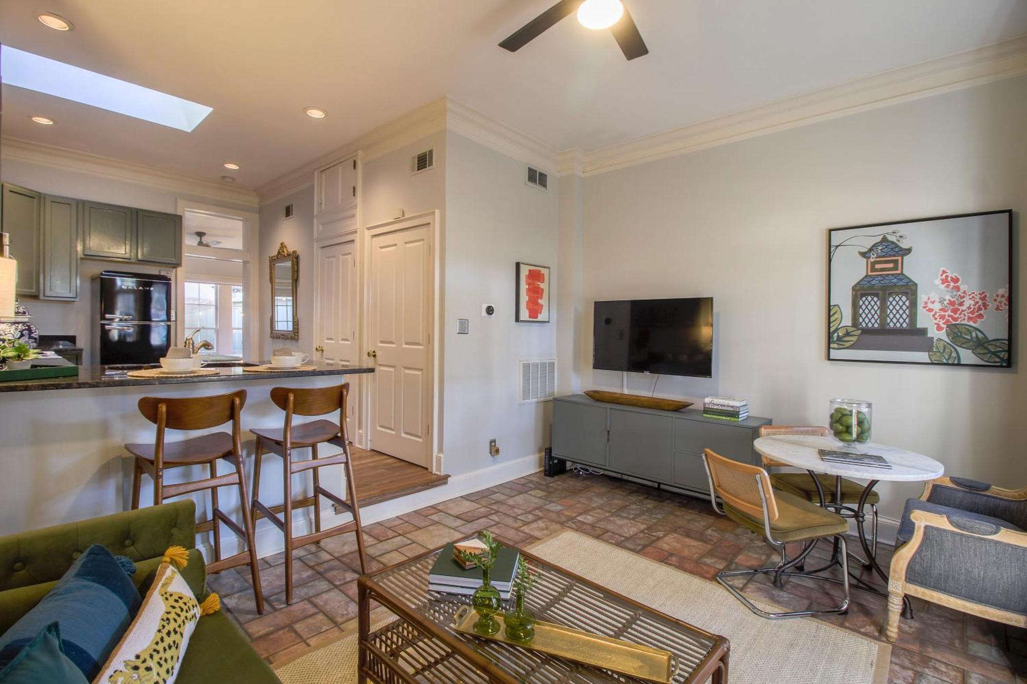 Private Patio Retreat In Charming Downtown Apartment Savannah Bagian luar foto