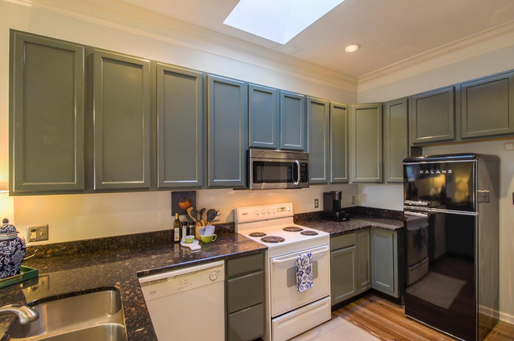 Private Patio Retreat In Charming Downtown Apartment Savannah Bagian luar foto