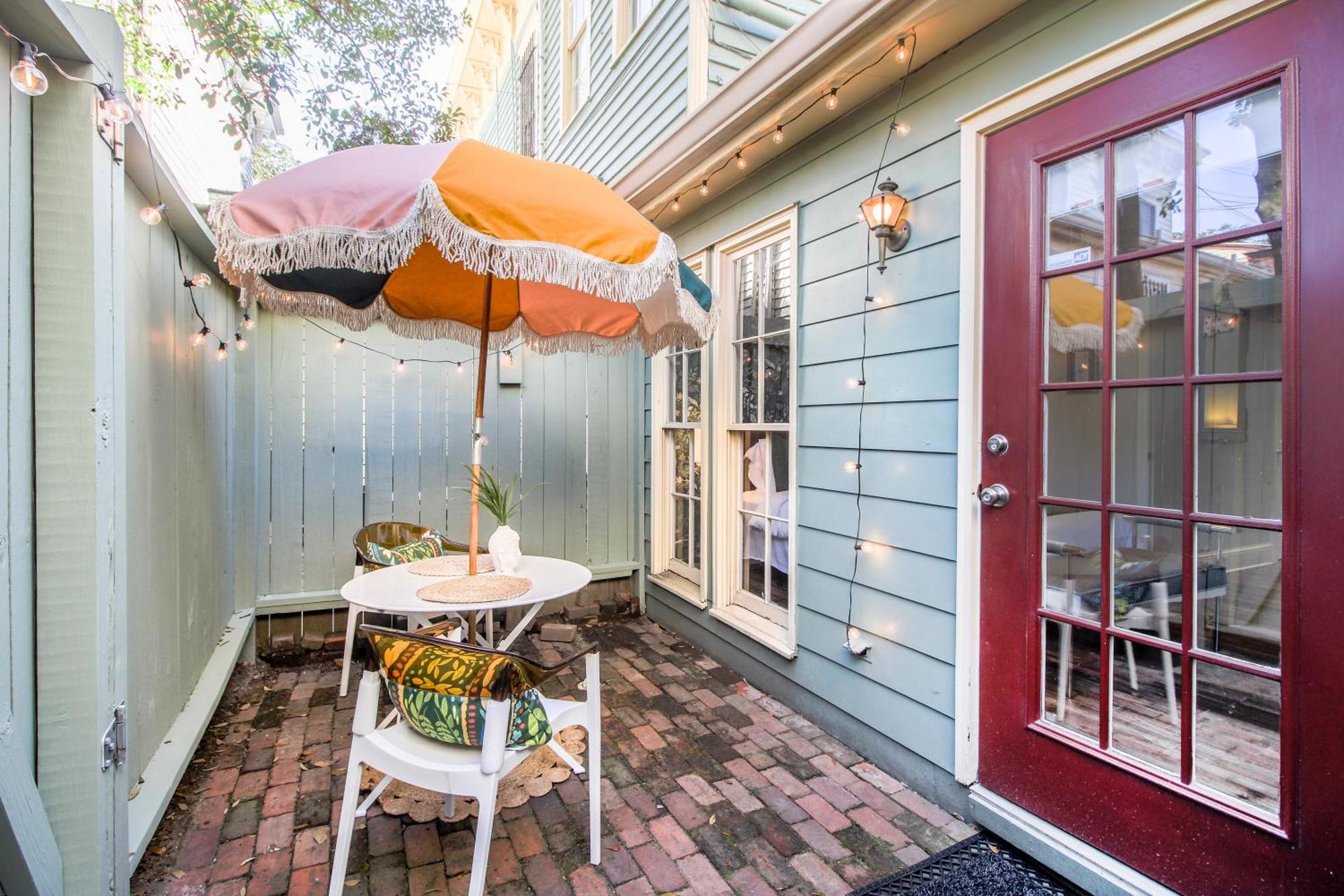 Private Patio Retreat In Charming Downtown Apartment Savannah Bagian luar foto
