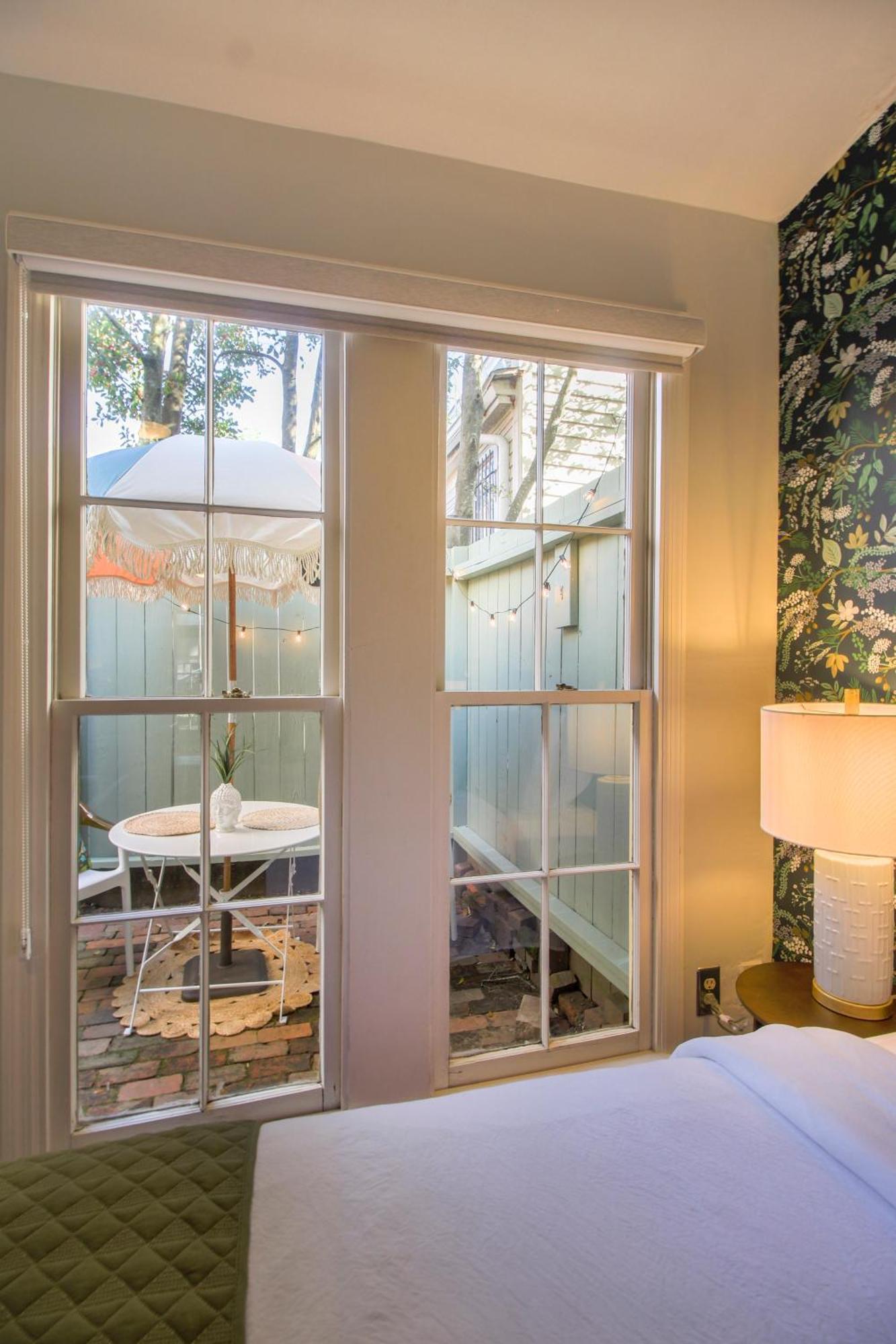 Private Patio Retreat In Charming Downtown Apartment Savannah Bagian luar foto